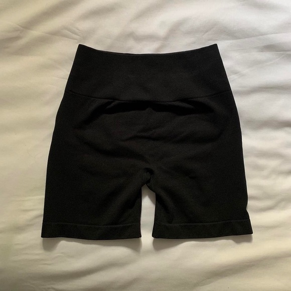 Amplify scrunch butt black seamless shorts !!! - Picture 2 of 3